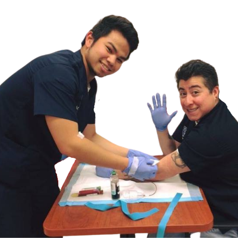 dos estudiantes de asistente médico practicando extracciones de sangre